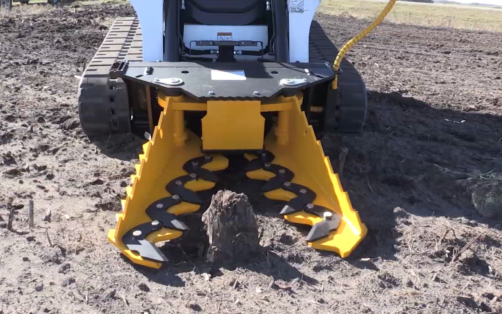 不可思议的剪刀拔树机,一剪刀下去,就能轻松将树连根拔起