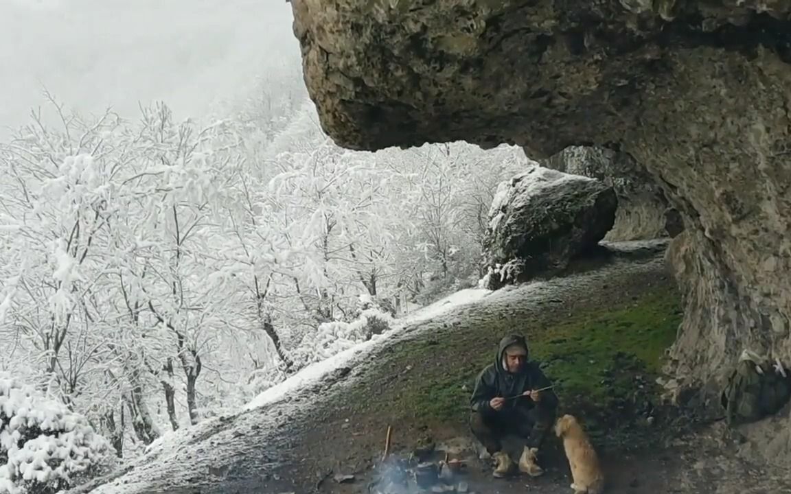 [图]下雪了，进山逛逛，悬崖之下的空间形成天然的庇护所