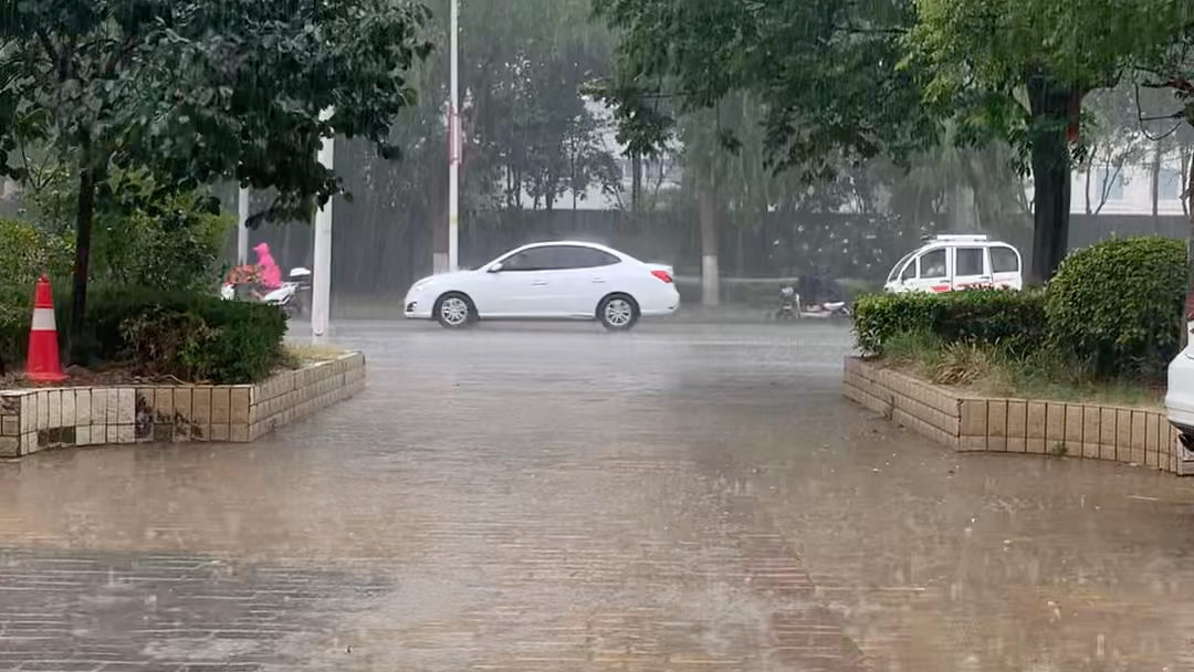 [图]下雨了！！！终于等到下雨，不到十分钟直接暴雨，下大雨也要站在外面，好凉快