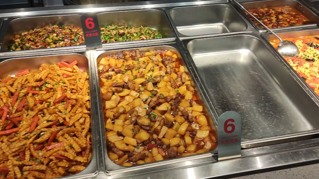 学校食堂的快餐.