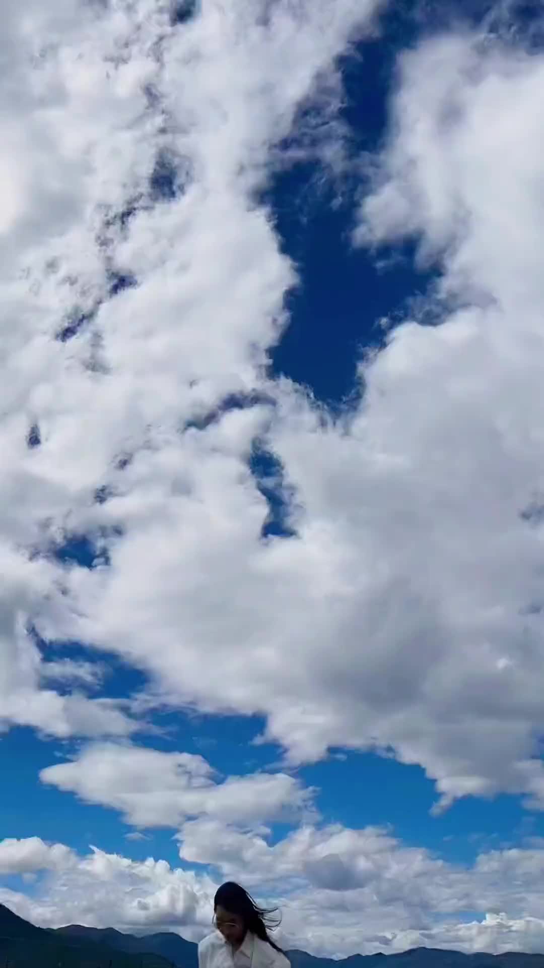 天空很蓝云很干净抛开烦恼保持快乐蓝天白云绿草地少数民族姑娘恋