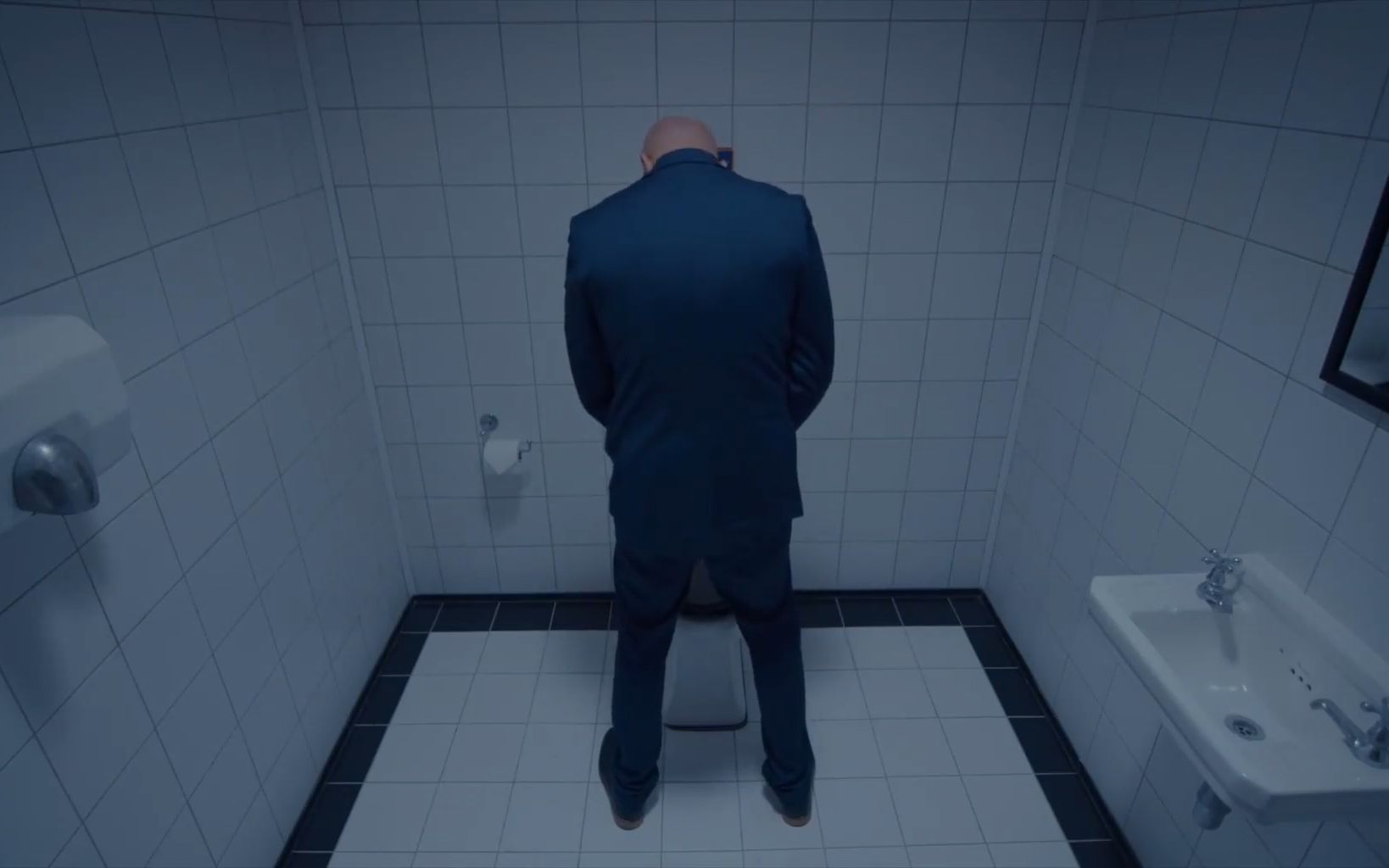 《恐怖洗手间》:醉汉恍惚中进入一个洗手间,殊不知早有东西盯上他了