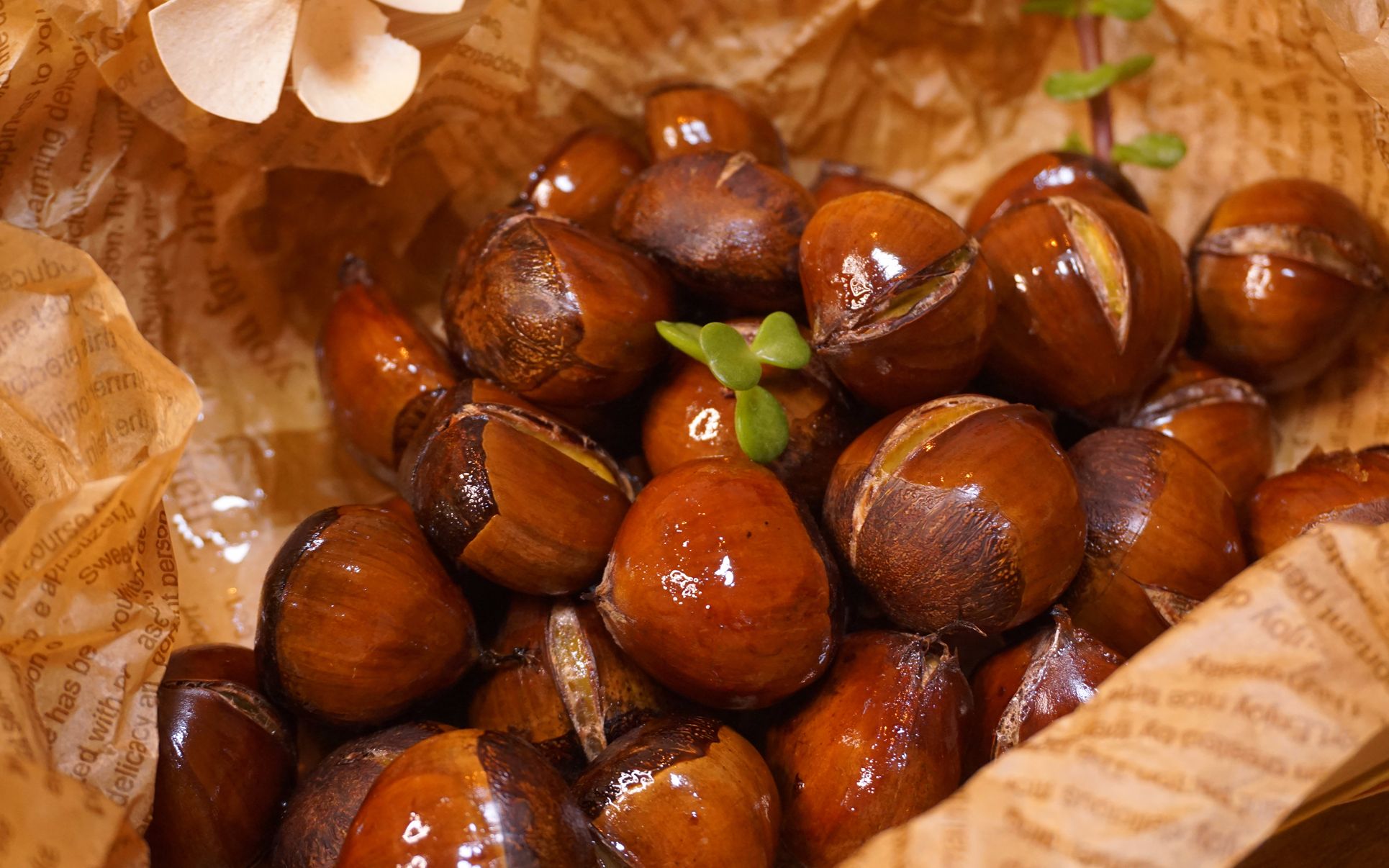 烤箱烤的糖栗子简单方便,剥开外壳,栗子肉特别香栗子营养价值高