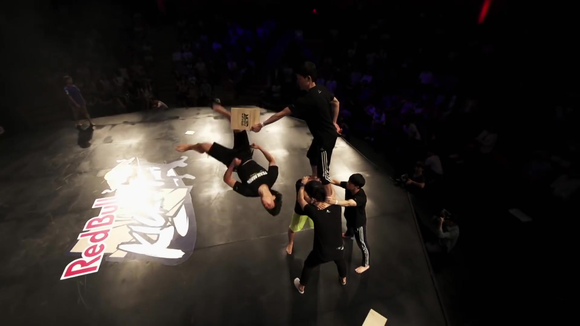 跆拳道专业花式踢技表演燃爆了