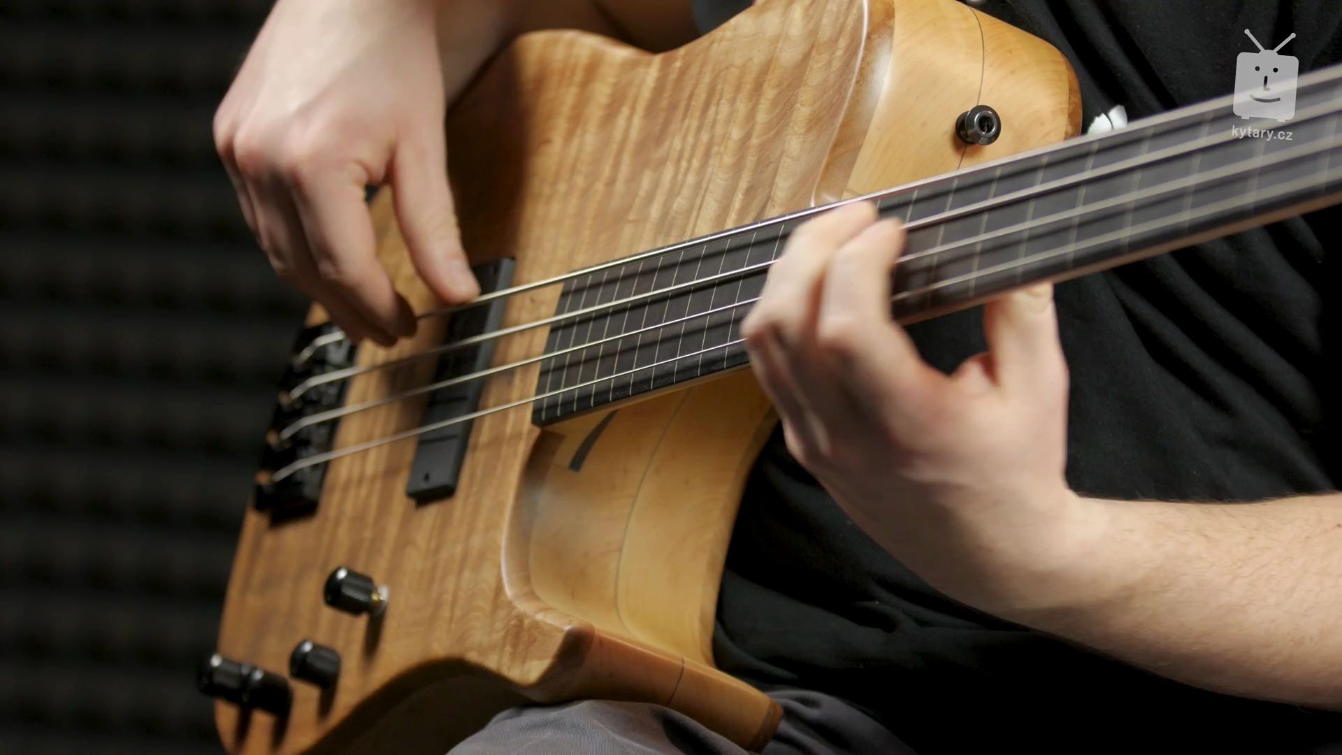 书包一样厚的av贝司 bass手们不容易啊 av basses avs 5 efb box