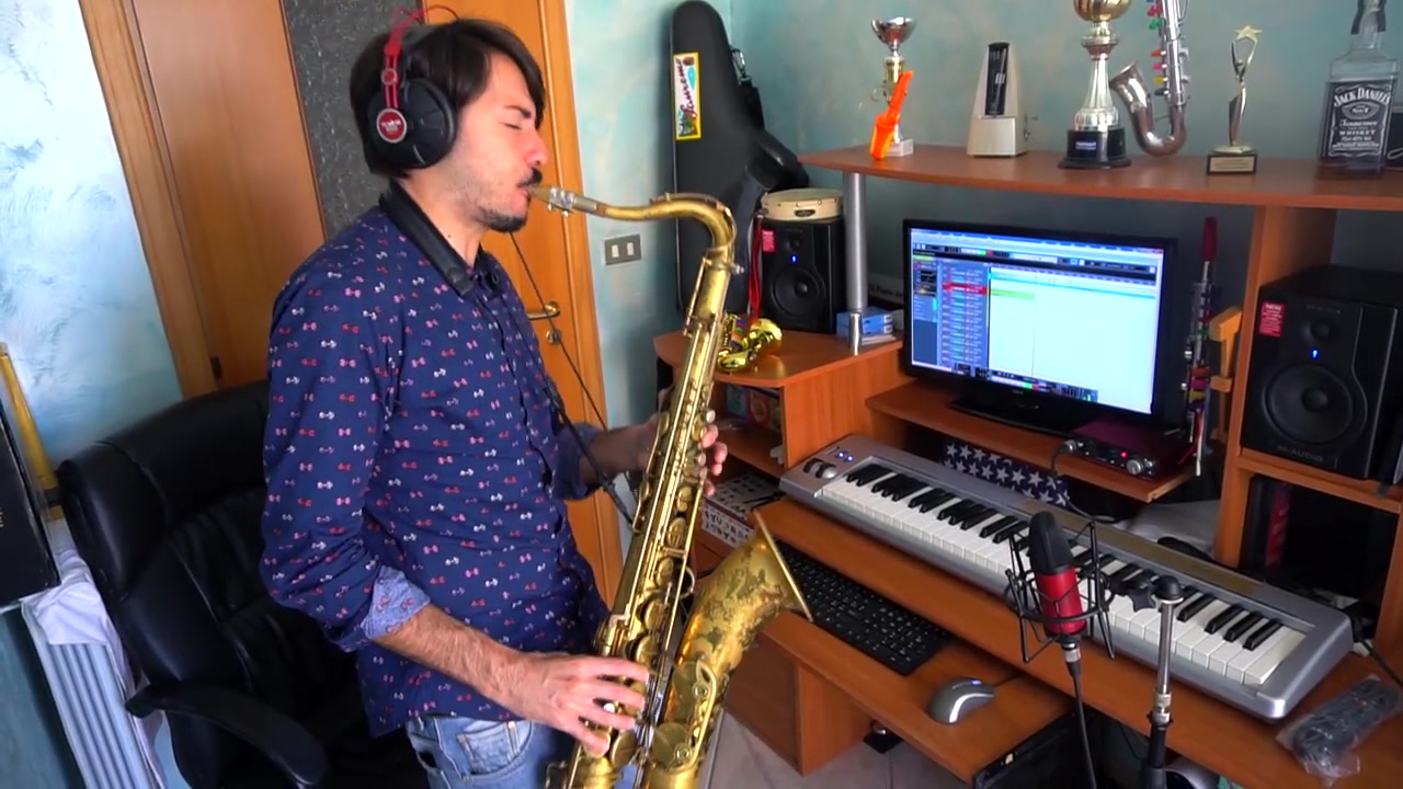 牛人用萨克斯演奏the spectre