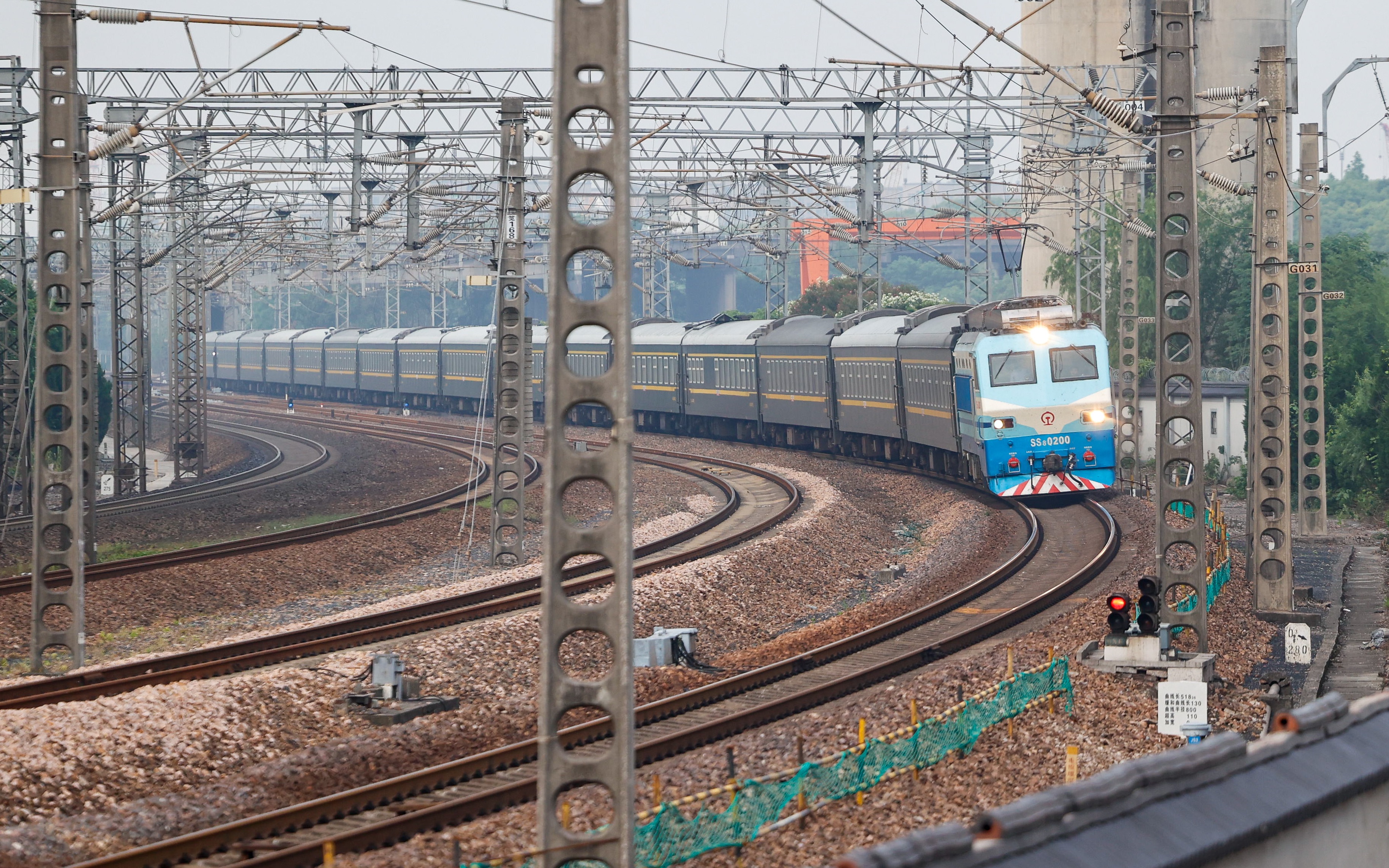 上局沪段ss8 0200牵引k512次与z175次在笕桥大弯道会车 沪昆线k189km