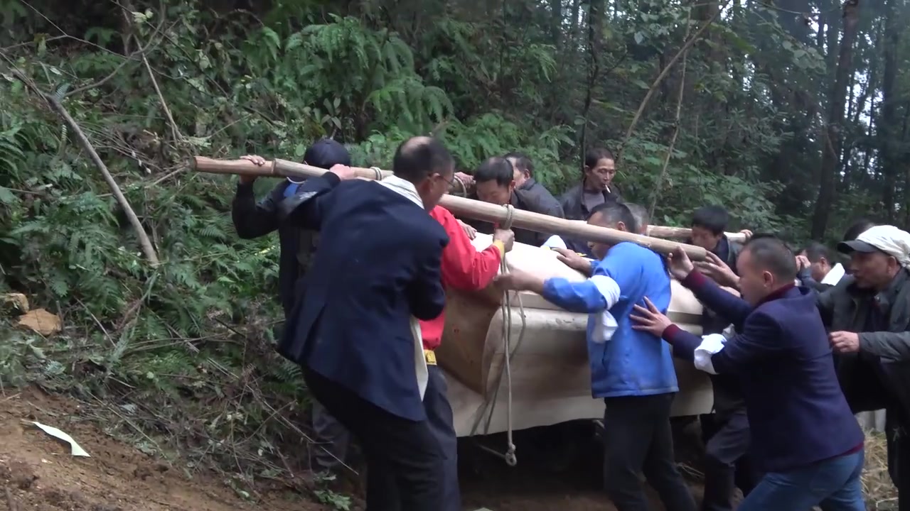 四川农村出殡仪式,村里的"八大金刚"抬棺送老人上山,孝子们全程跪下