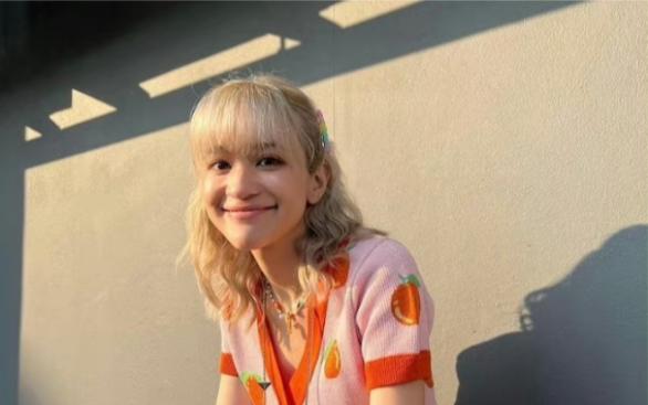 泰国女歌手 zom marie日前宣布母亲病逝当晚为了粉丝敬业完成演出