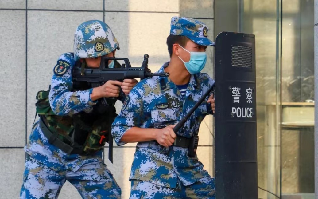 警卫官兵的混搭风,才是真的有感觉!(盾牌+警棍+携行具)真不错!哔哩哔哩bilibili