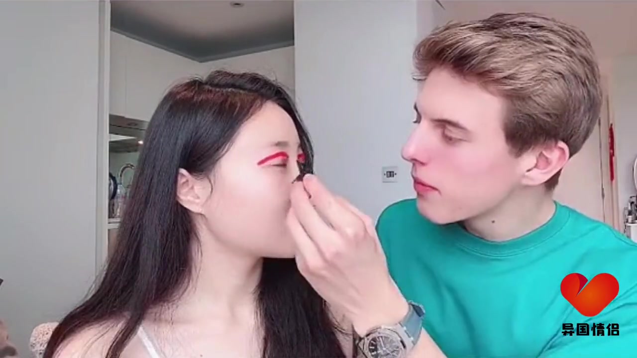 异国情侣:第一次被画成这个鬼样子!alfie绝对是在伺机报复