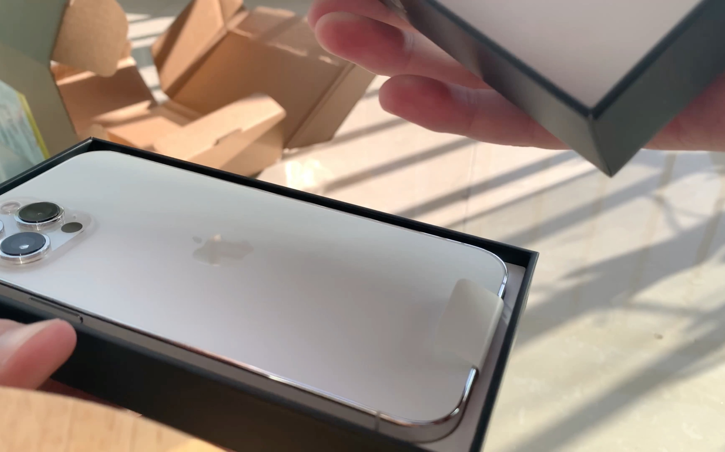 iphone12promax银色简单拆箱