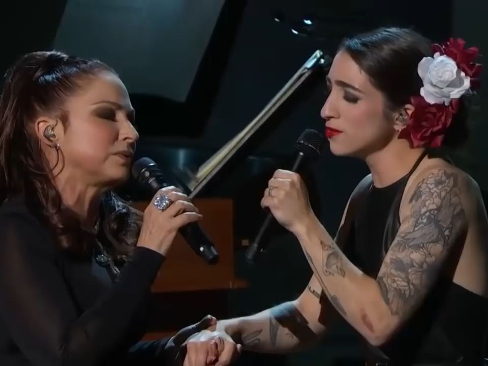 【母女同台】Gloria Estefan & Emily Estefan  Embraceable You 2019.05.03哔哩哔哩bilibili