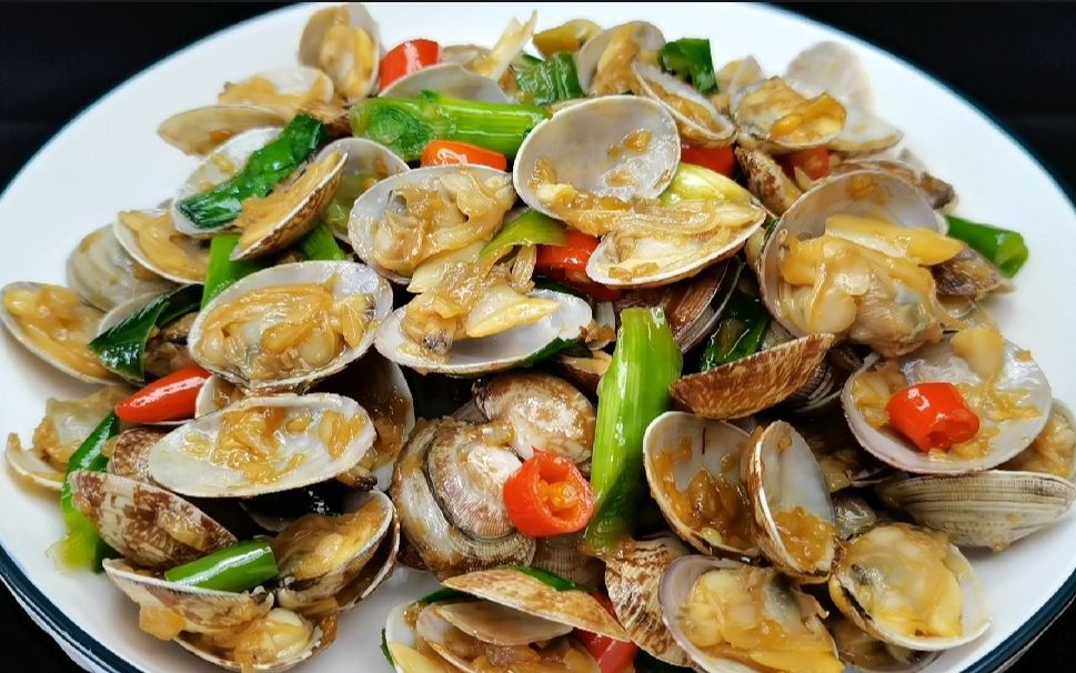 年薪30万大厨炒的"蒜香花蛤",老板尝了一下,直接定价68元