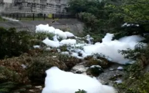 Скачать видео: 美军基地流出大量灭火泡沫污染日本河流  原因令人震惊！