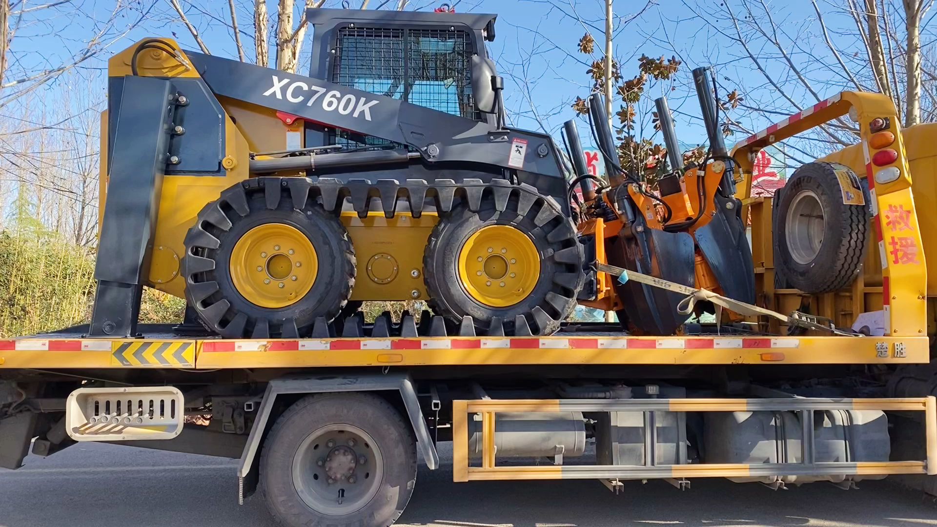 植树节就是要种树!徐工滑移装载机多机具植树作业
