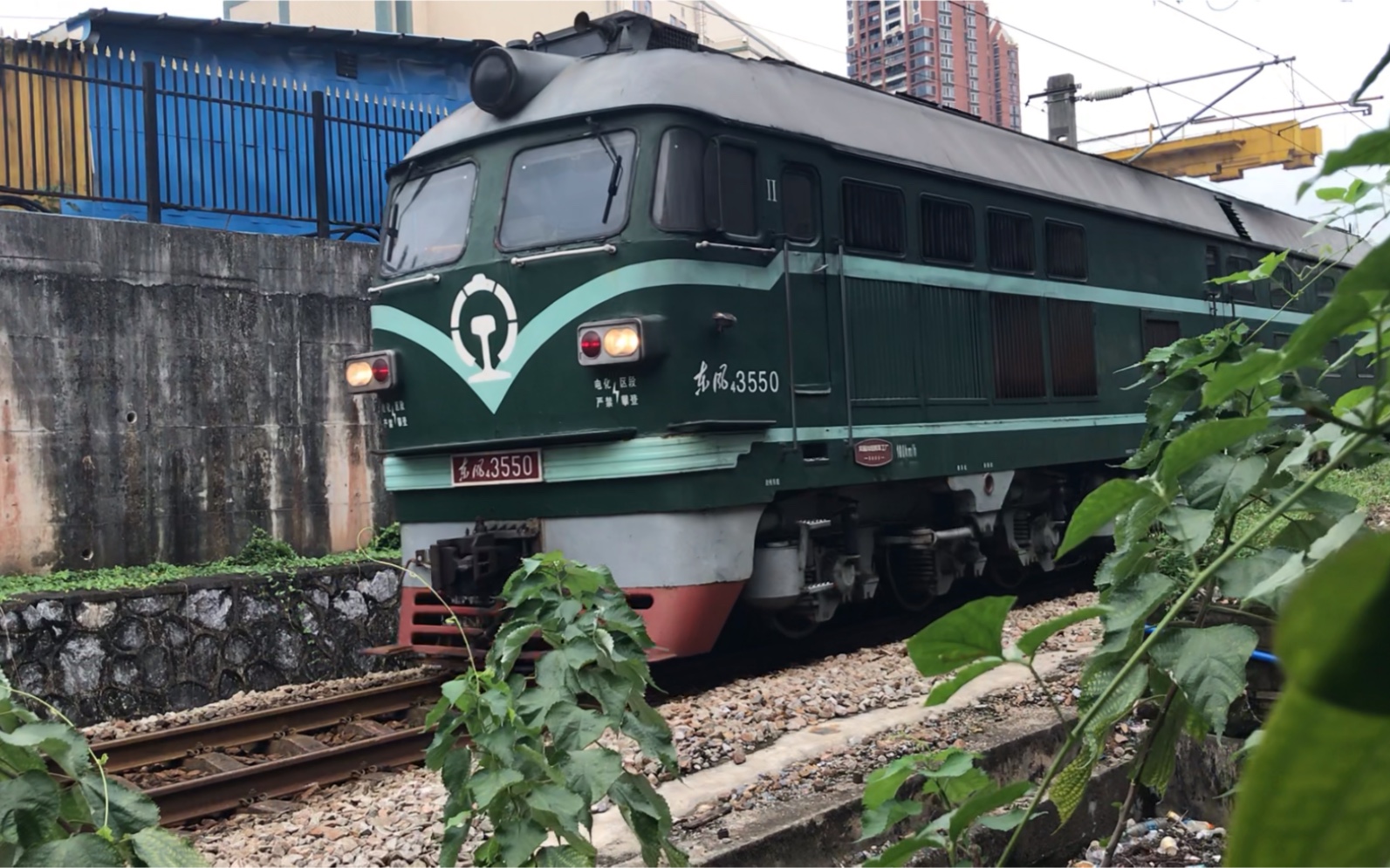 铁路随拍广铁广段瓜爷df43550牵引货列通过棠溪广州西联络线