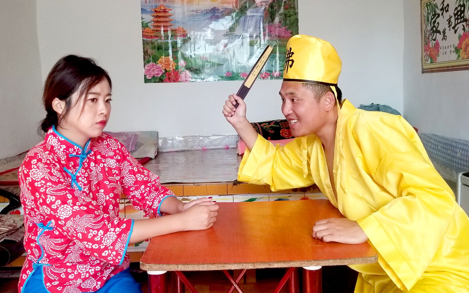 美女婚后半年不怀孕,找算命先生改命,俩人的对话太精彩了,真逗