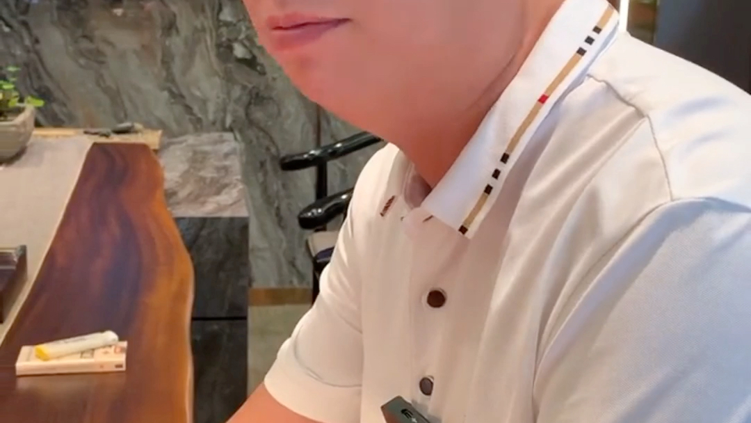 裂太多,量少咯#翡翠 #翡翠原石 #这个视频有点料 #哈轩珠宝