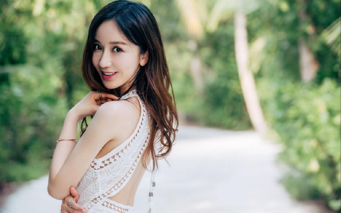 "液体裤"被娄艺潇带火,双腿并拢凸显完美身材,网友让我缓缓