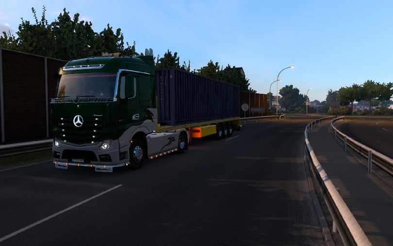 欧卡2奔驰1842运输苹果到巴伦西亚集装箱港口