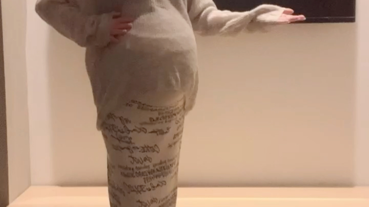 美女总裁演讲的时候突然肚子疼