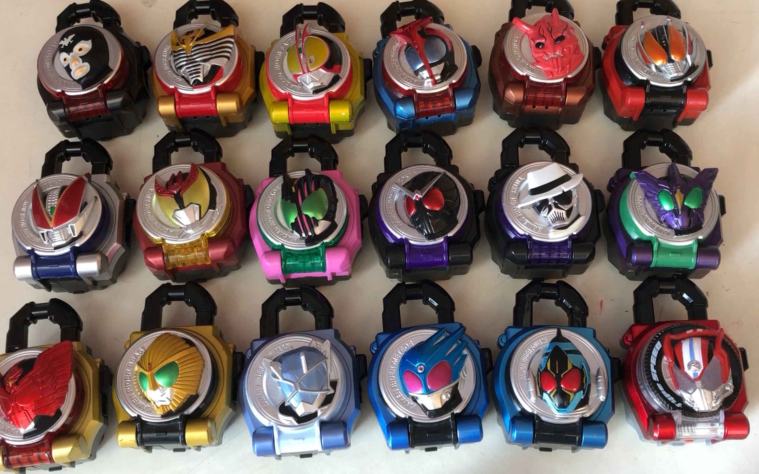 假面骑士铠武几个骑士锁种的测评万代出得实在是太多了根本买不齐所以