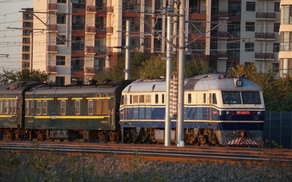 济局青段df11 0171牵引k8267平度西—青岛北通过,接近青岛北