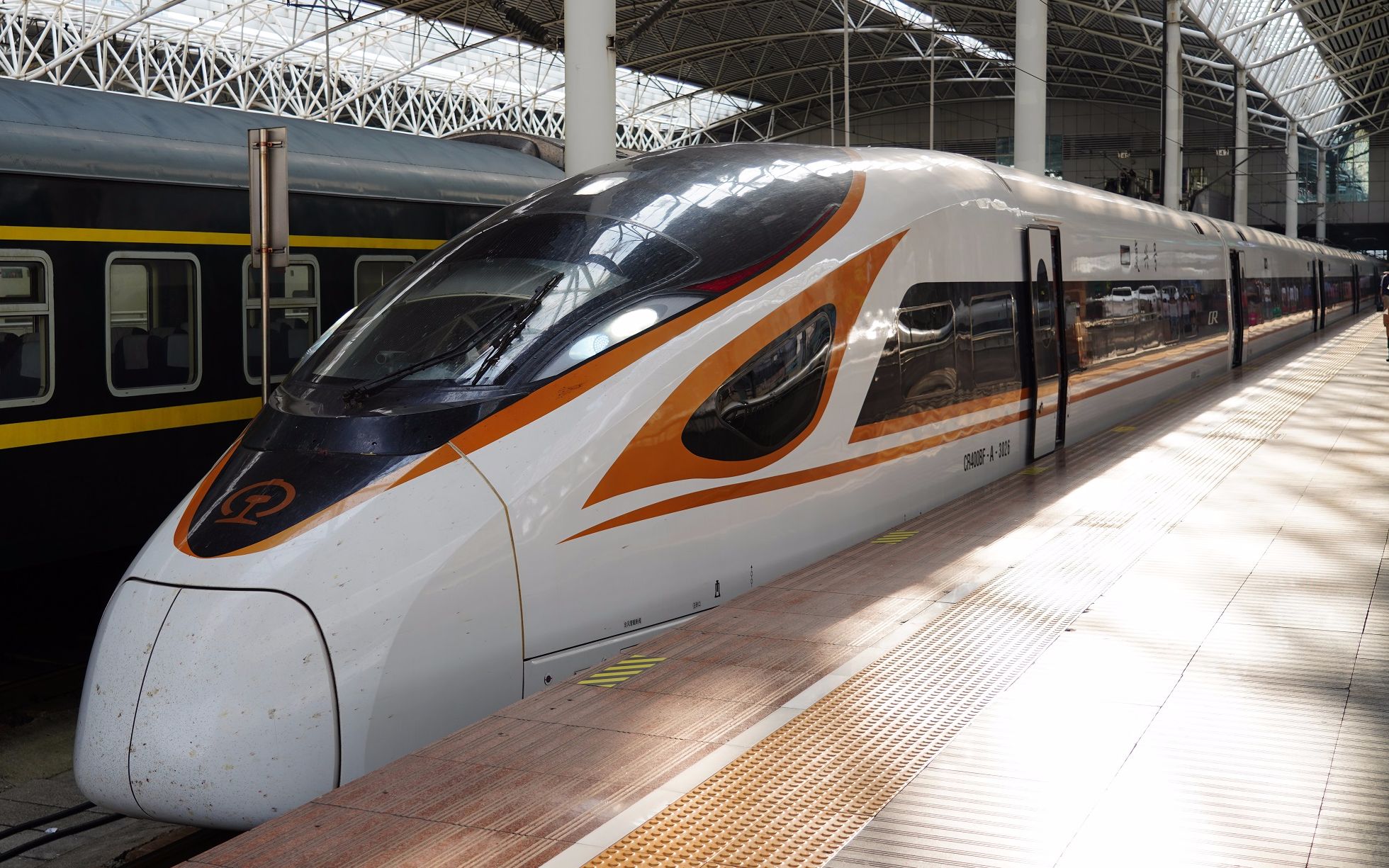 g7235复兴号长编组驶入上海西站