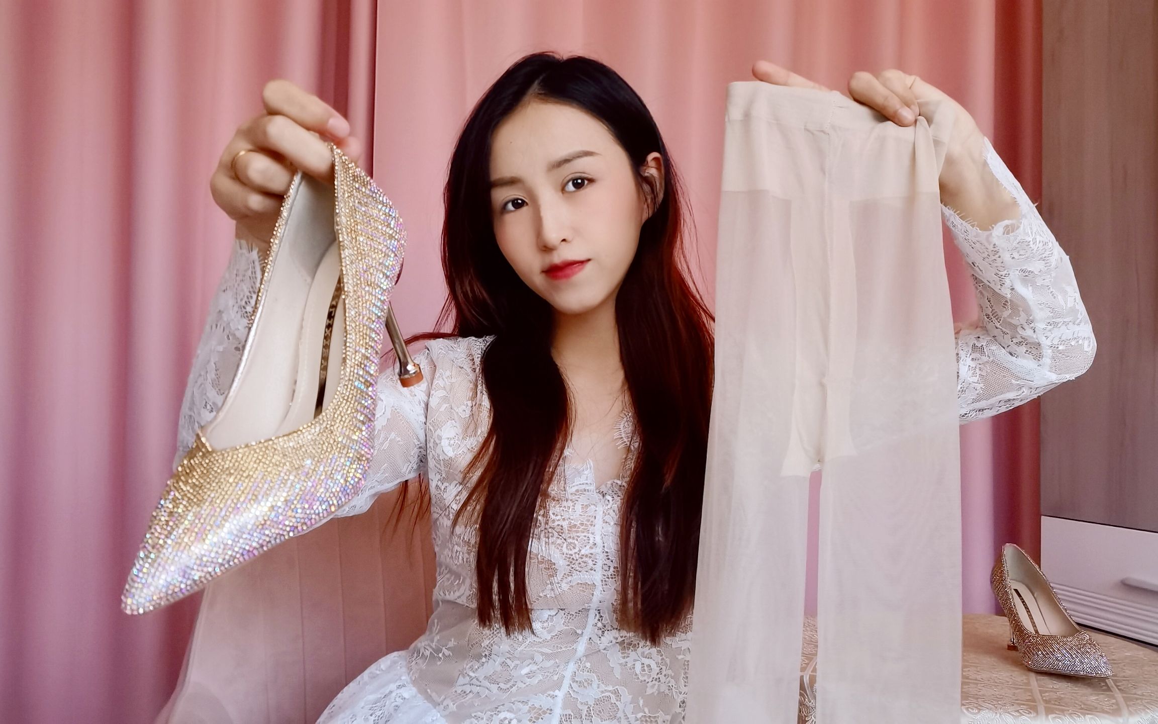 妹子大胆试穿香槟色高跟鞋,搭配白色丝袜,上脚会不会太时尚?