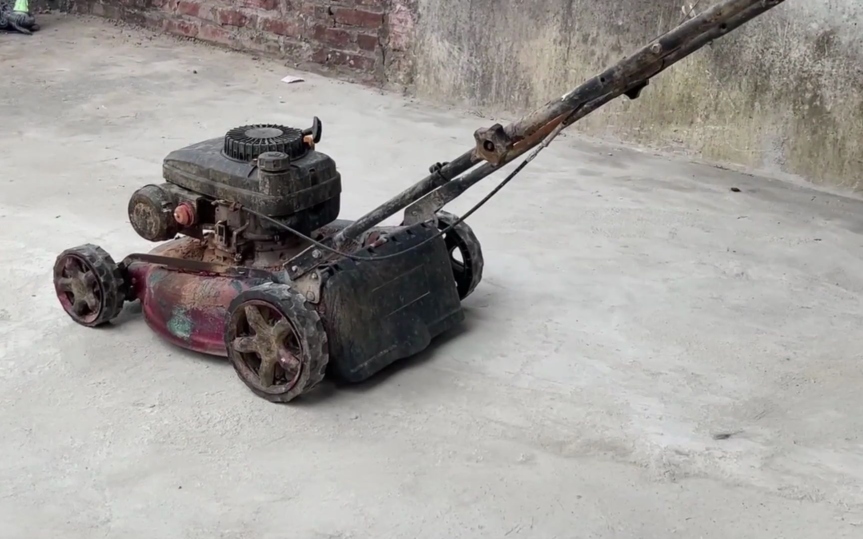 一台老式除草机翻修之后,能否卖个好价钱?