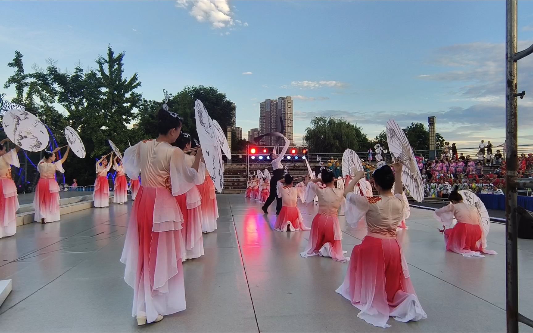 队形版伞舞《楚风三月天》现场演出