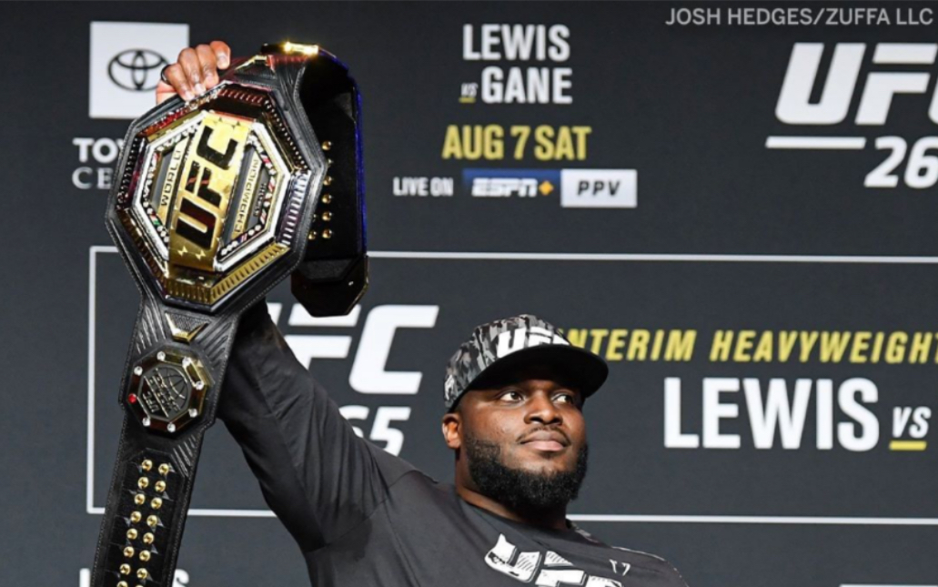 ufc265 赛前对视 丑陋大总统刘易斯直接从ufc总裁白大拿手上拿 腰带来