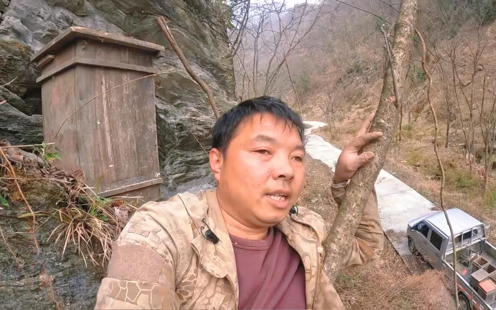 开始放置诱蜂箱,先确定好位置,以后再来涂蜡诱蜂