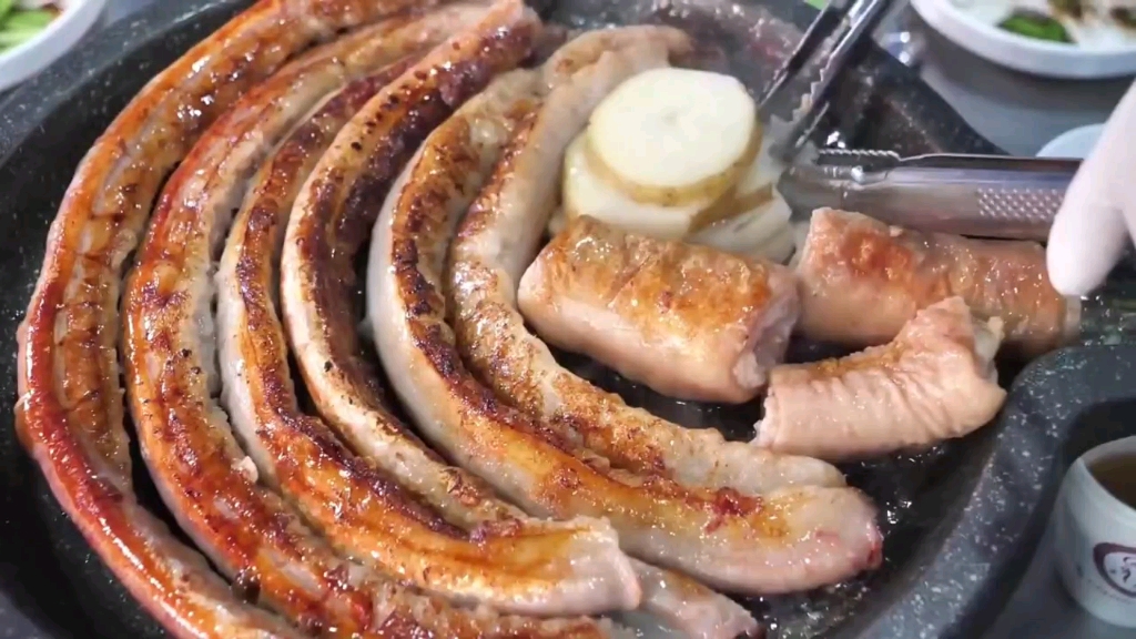 韩国爆火的铁板牛肠,每一口都焦香冒油,吃起来简直太爽了