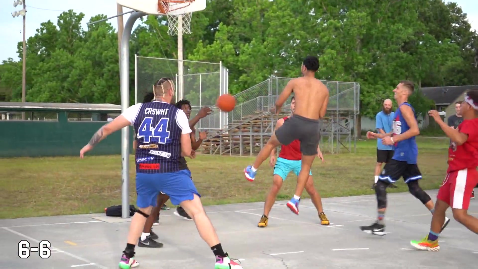 [图]公园里5v5 喷子打着打着想干架! | Trash Talkers Wanted To FIGHT! 5v5 Basketball At The Park!