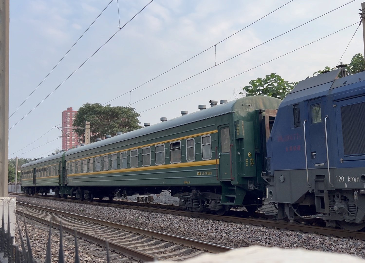 【22b!】hxd2回送太原工务段2节22b改宿营车及发电车慢速通过.