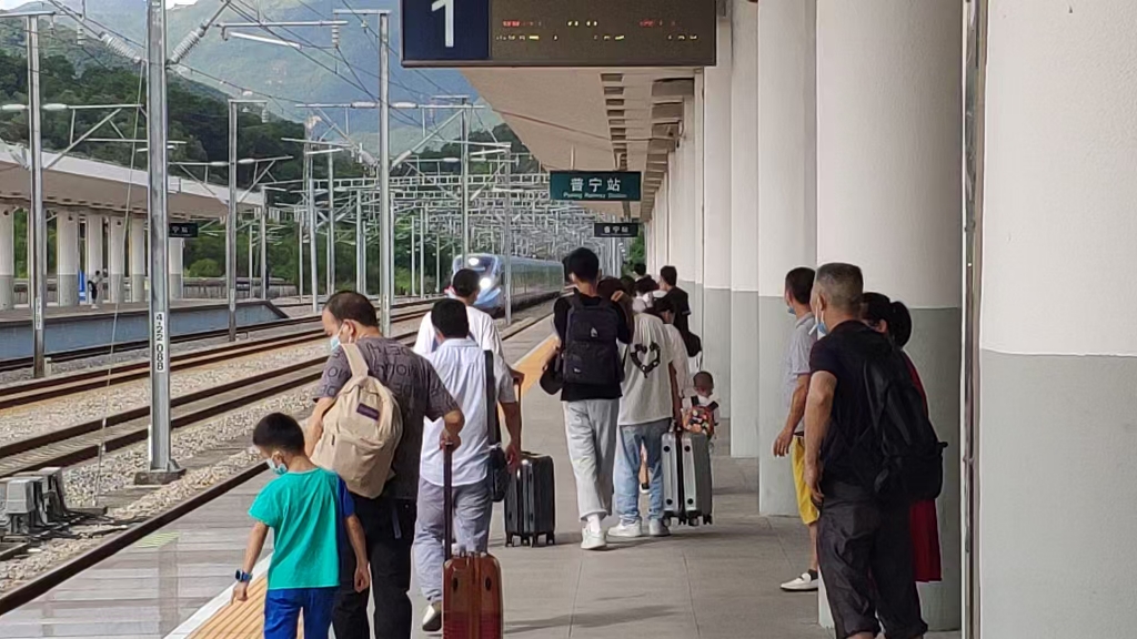 中国铁路crcr300af2027正线高速驶过厦深线普宁站复兴号蓝妹妹动车组