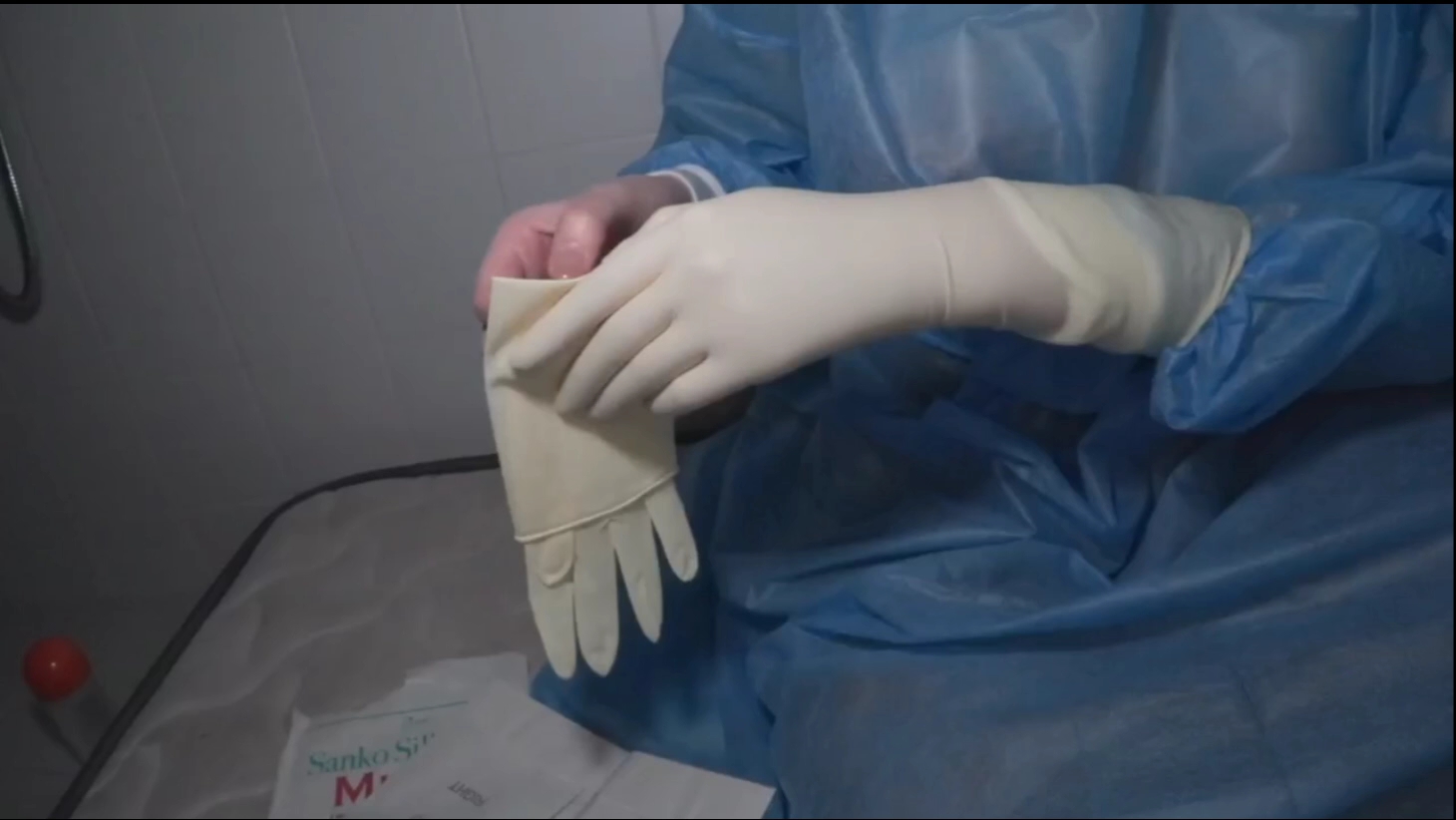 女护士工作实拍:戴乳胶手套为患者做检查