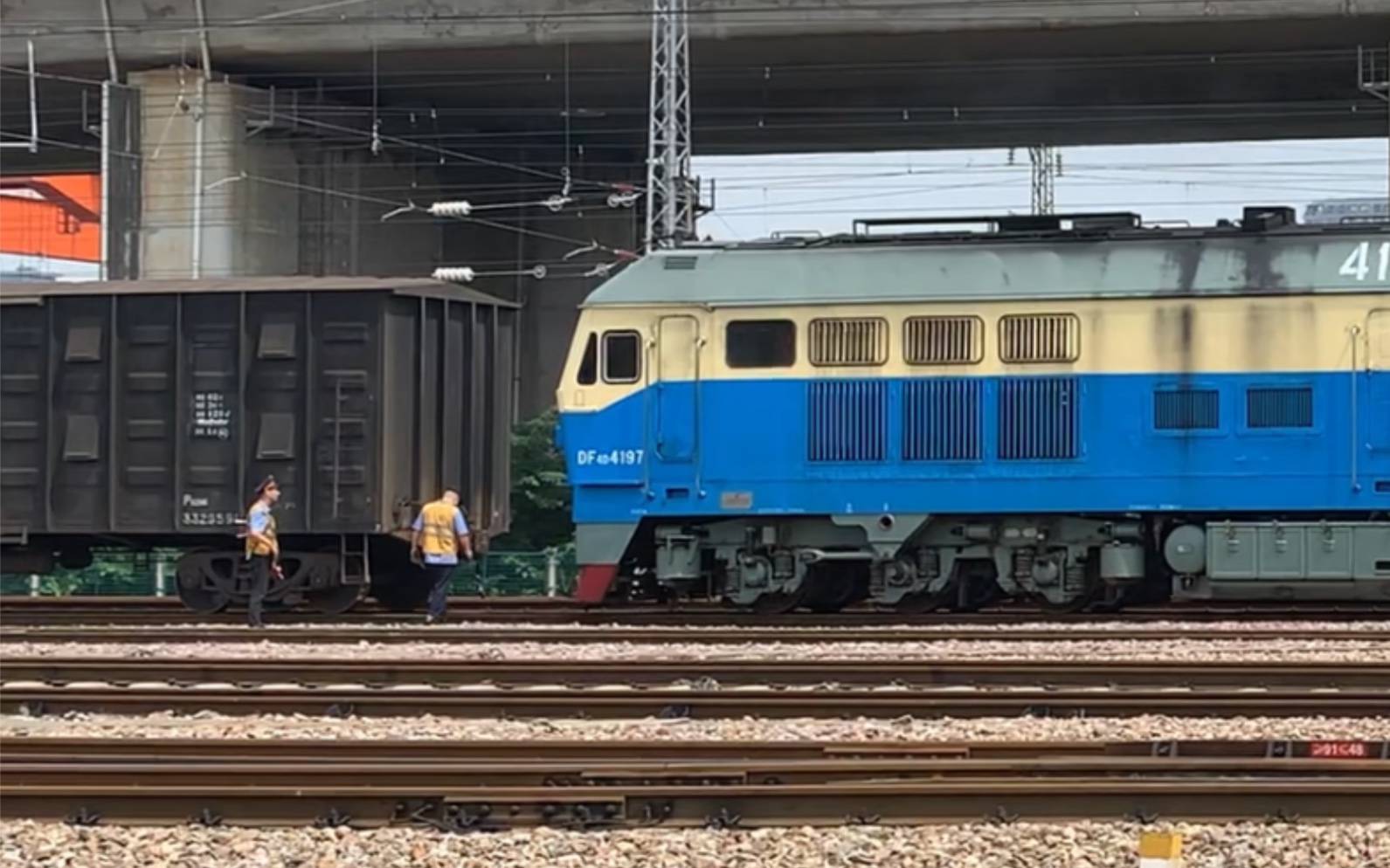 杭州北站货运场df4dh牵引货列 机车解挂