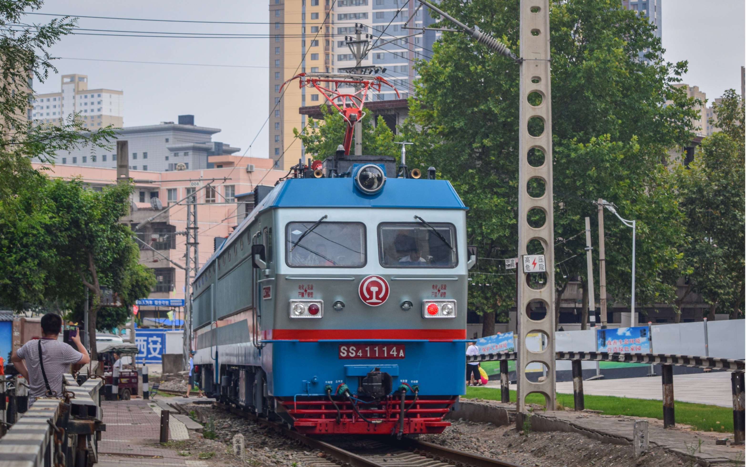 【铁道摄影-宝鸡机车检修厂】地方铁路(苏铁) 韶山4改进型(ss4-1114)