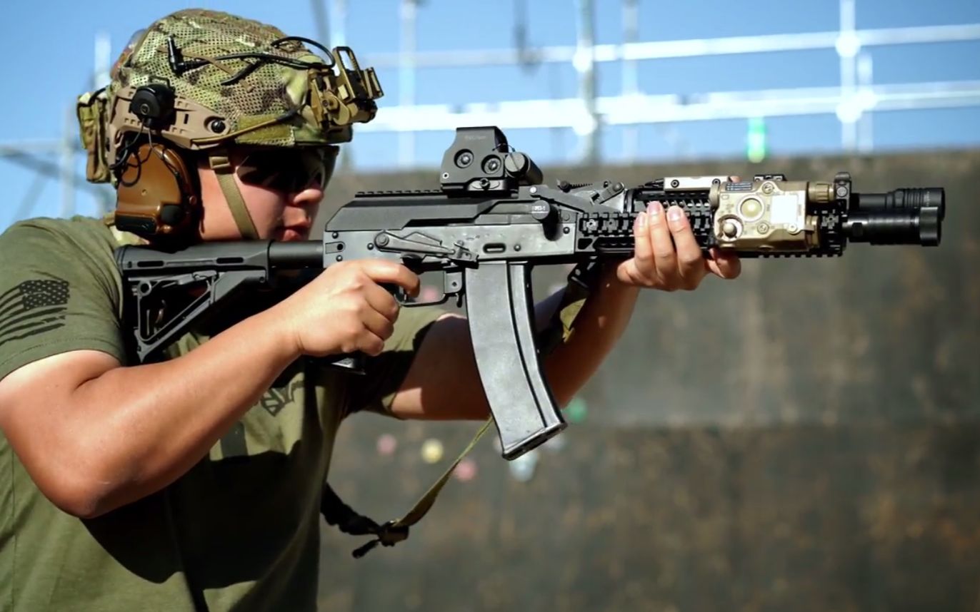 ak家族最后的绝唱?介于全尺寸步枪与短突之间,ak-105突击步枪