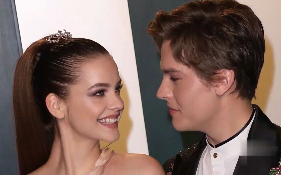 迪伦·斯普劳斯 (dylan sprouse) 和超模芭芭拉·帕尔文 (barbara
