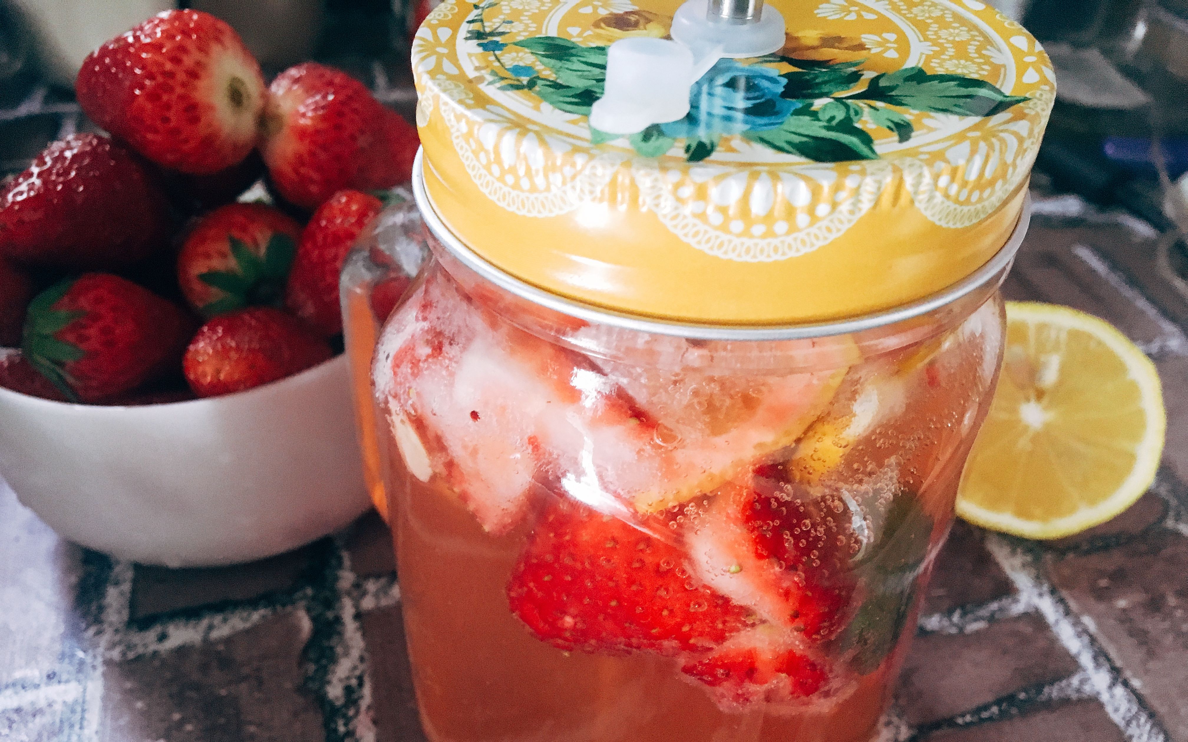 【如何在寝室做一顿饭】初夏 来杯草莓汽水吧