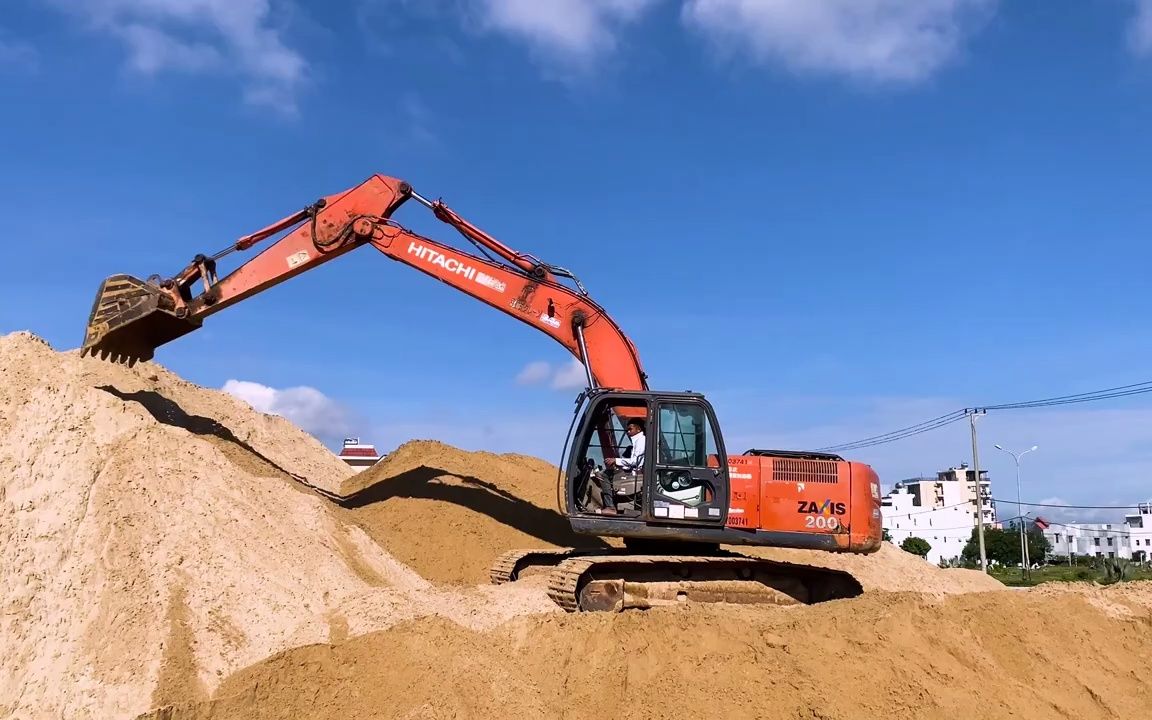 日立挖掘机在工地施工