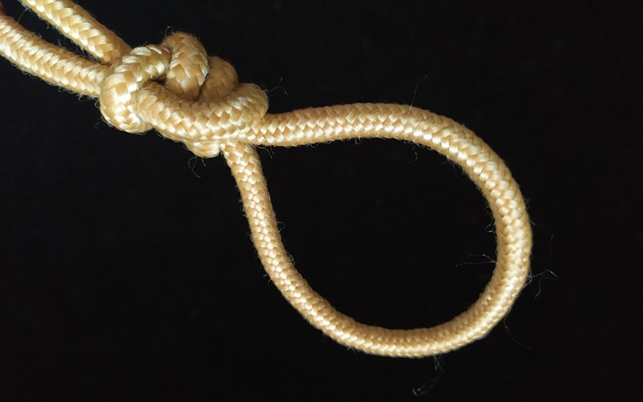 在户外固定雨布打的固定活套绳结,绳结结实美观实用