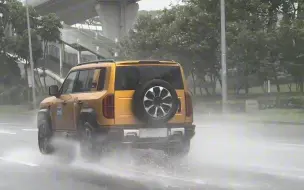 Télécharger la video: 实拍方程豹豹5雨中疾驰，看看车身姿态怎么样？