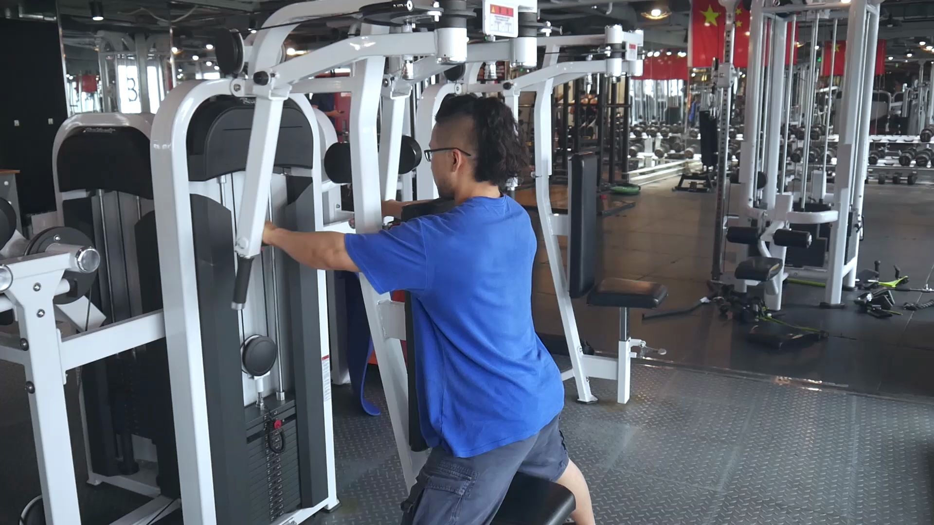 器械反向飞鸟,练三角肌的绝佳优势