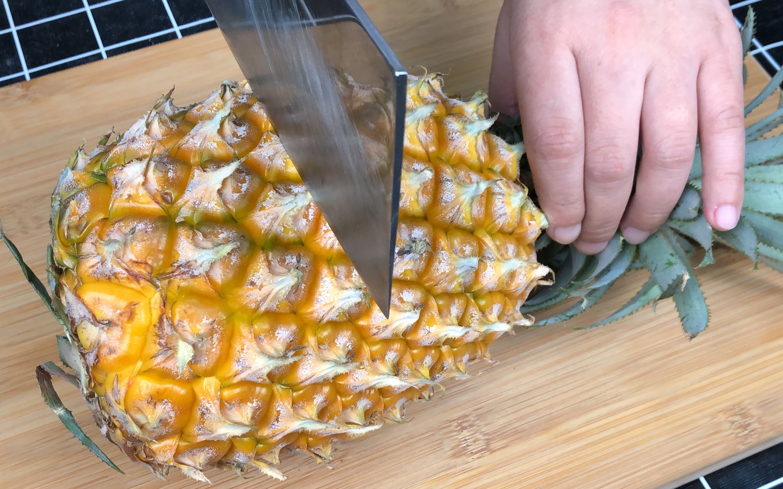 才知道切菠萝不用削皮不用挖眼,切得又快又好,一点都不脏手