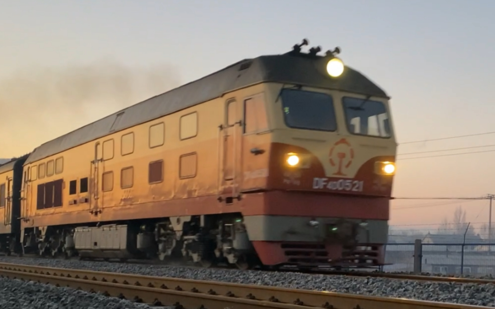 磐石站k215次火车搭载东风df4d0521驶出